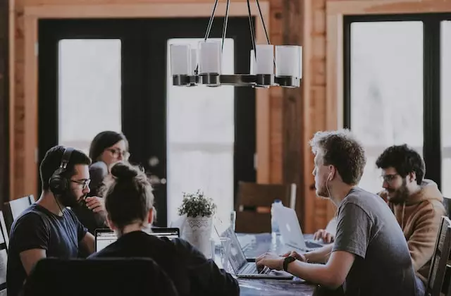 Tim agensi berdiskusi dalam program agency partnership NoLimit