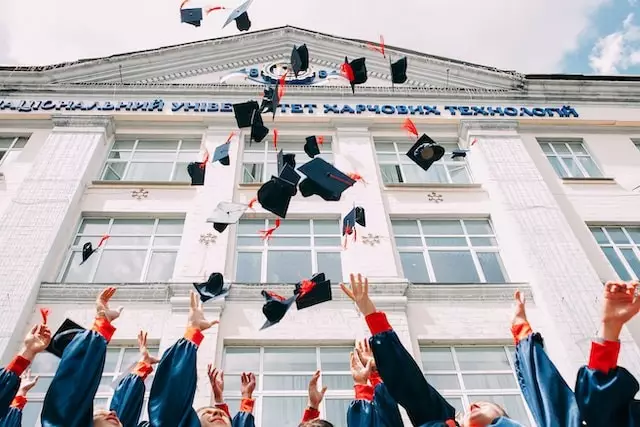 Mahasiswa merayakan wisuda dalam program NoLimit Goes to Campus